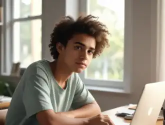 Estudante acessa o portal do MEC para verificar as oportunidades na lista de espera do Prouni 2026.